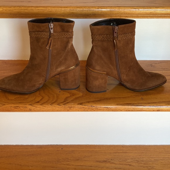 New, Never Worn, Stuart Weitzman Brown Suede Boots. - Picture 4 of 11